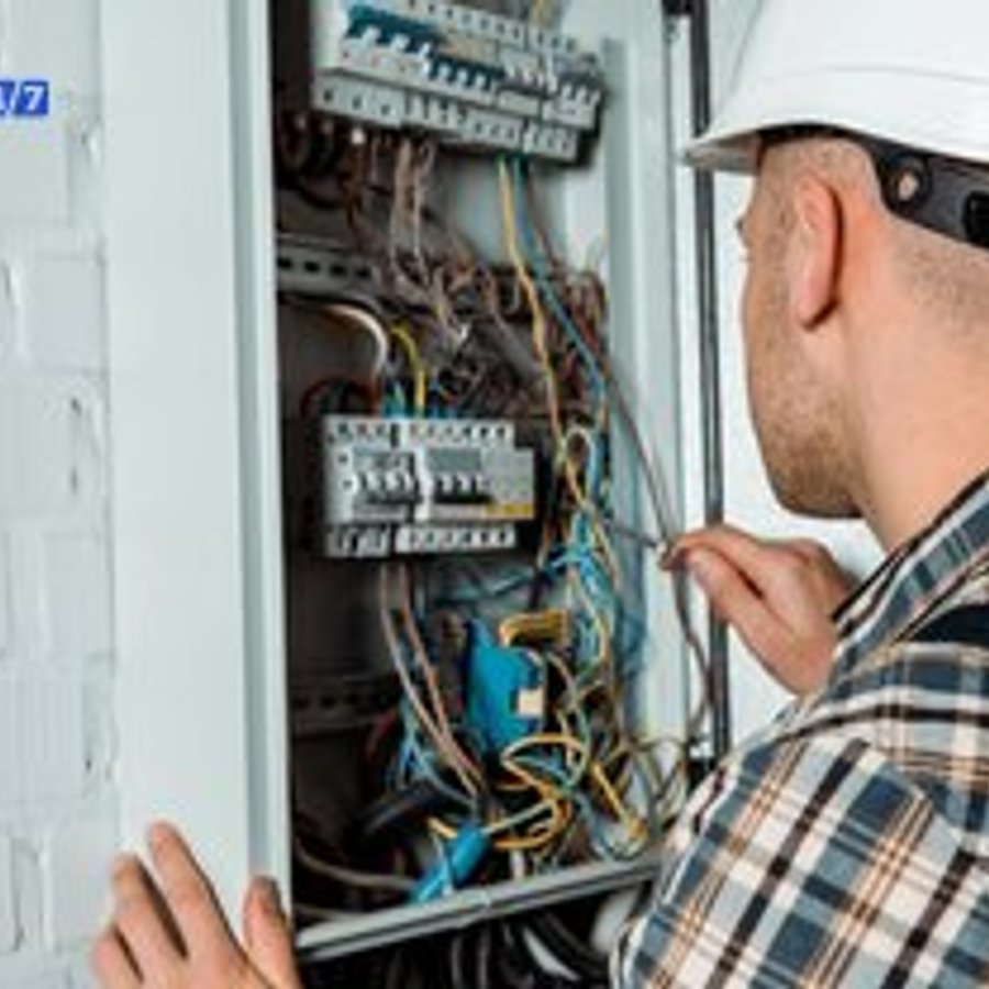 Photo de Christian Vidal, électricien certifié Urgence 24/7 à Annuaire Électricien Paris IDF ⚡ 408 Pros Dispo 24/7 | 2025 - Note 5/5