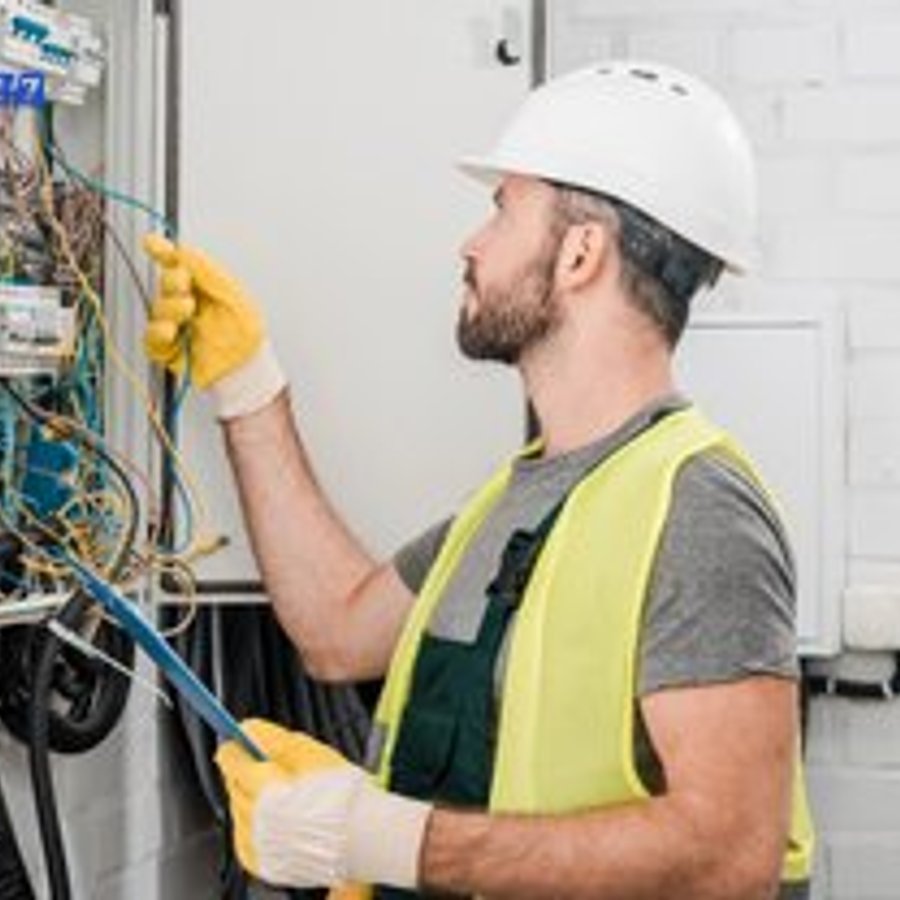 Photo de Stéphane Faure, électricien certifié Rénovation Électrique à FÉROLLES-ATTILLY - Note 4.7/5