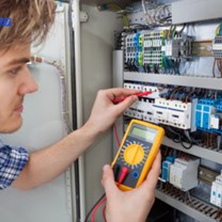 Photo de Julien Sanchez, électricien certifié Installation Borne Recharge à Annuaire Électricien Paris IDF ⚡ 408 Pros Dispo 24/7 | 2025 - Note 4.9/5