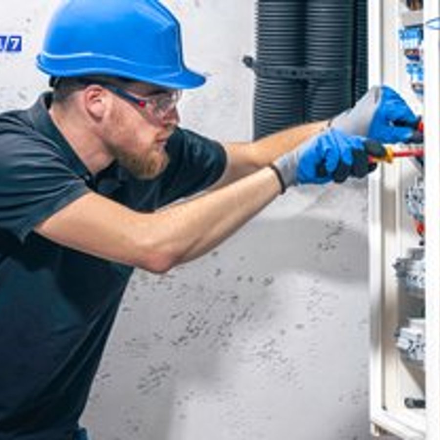 Photo de Alexandre Marchand, électricien certifié Éclairage LED Professionnel à Annuaire Électricien Paris IDF ⚡ 408 Pros Dispo 24/7 | 2025 - Note 5/5