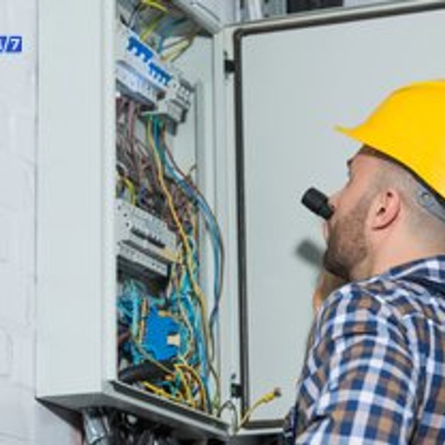 Photo de François Dufour, électricien certifié Installation Tableau Électrique à ⚡ Électricien Hauts-de-Seine (92) | La Défense, Neuilly | SOS Urgence 24/7 - Note 4.9/5
