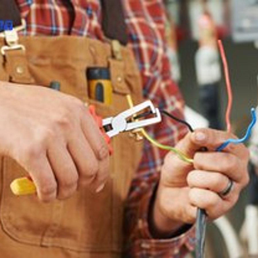 Photo de Christian Lacroix, électricien certifié Urgence 24/7 à MAREIL-MARLY - Note 4.7/5