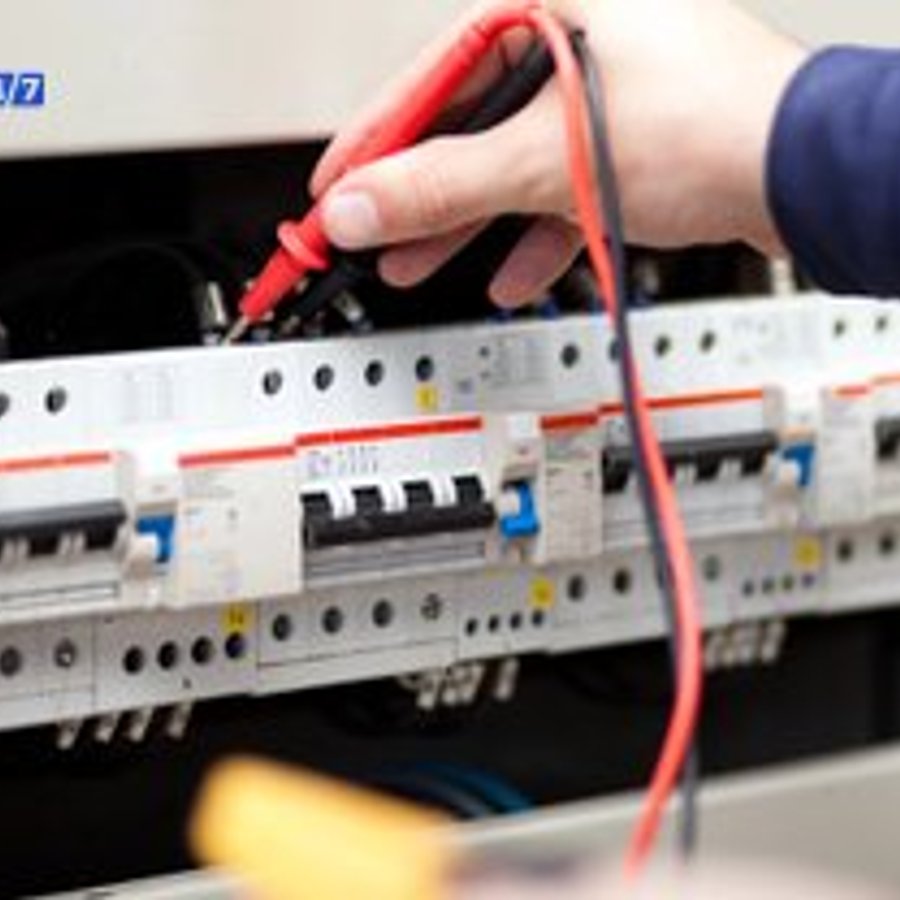 Photo de Julien François, électricien certifié Installation Borne Recharge à Annuaire Électricien Paris IDF ⚡ 408 Pros Dispo 24/7 | 2025 - Note 4.9/5