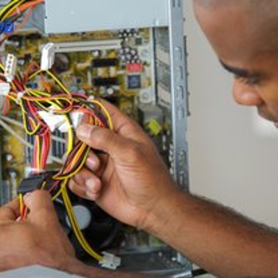 Photo de Benjamin Martinez, électricien certifié Éclairage LED Professionnel à TOUSSON - Note 4.7/5