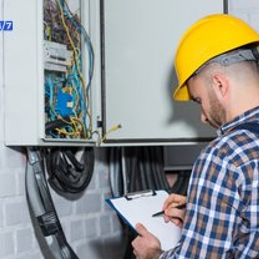 Photo de Claude Denis, électricien certifié Urgence 24/7 à FREPILLON - Note 4.7/5