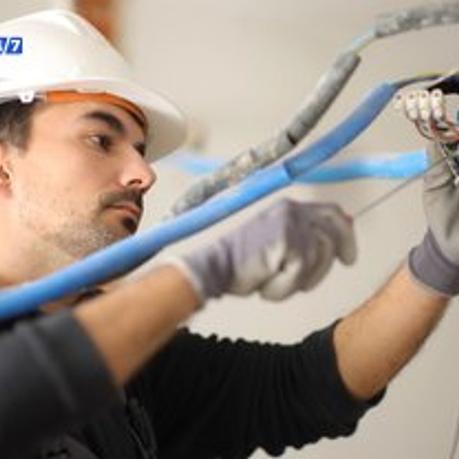 Photo de Emmanuel Morel, électricien certifié Éclairage LED Professionnel à VOULANGIS - Note 4.7/5