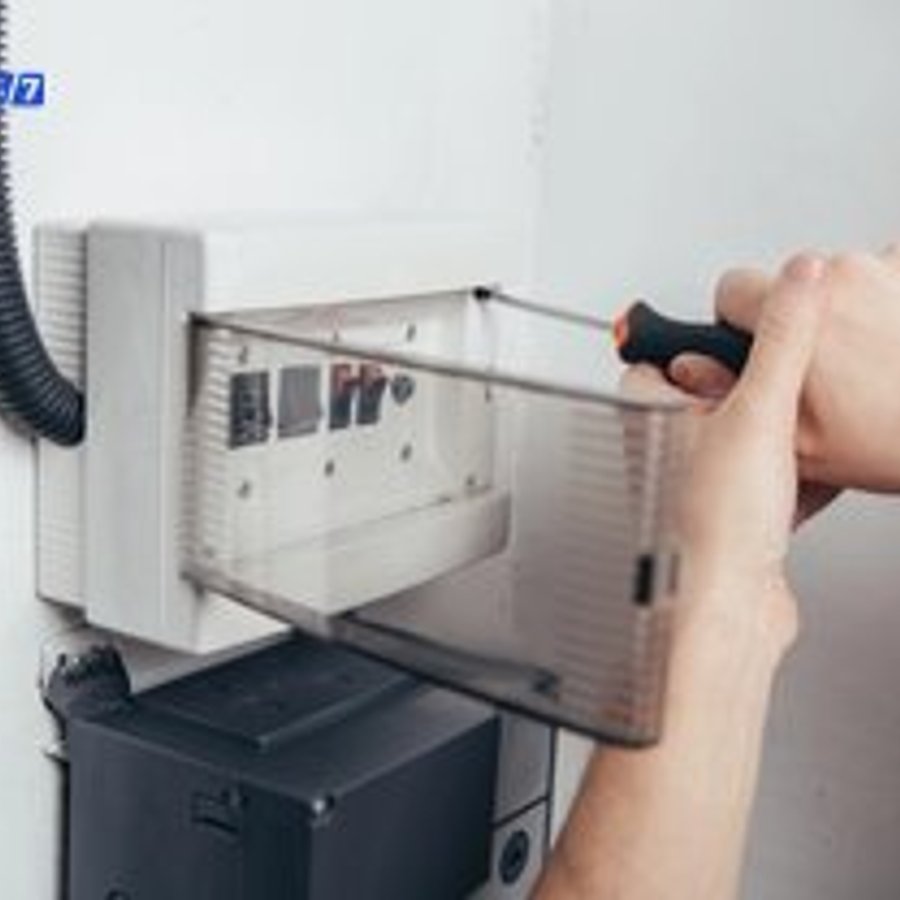 Photo de Emmanuel Dupont, électricien certifié Éclairage LED Professionnel à Annuaire Électricien Paris IDF ⚡ 408 Pros Dispo 24/7 | 2025 - Note 4.7/5