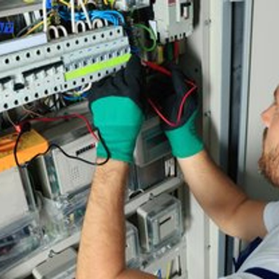 Photo de Antoine Chevalier, électricien certifié Mise aux Normes NF C 15-100 à Annuaire Électricien Paris IDF ⚡ 408 Pros Dispo 24/7 | 2025 - Note 4.8/5